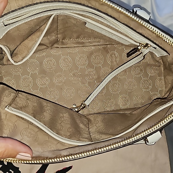 Michael Kors Veronica Crossbody Bag - Picture 10 of 11